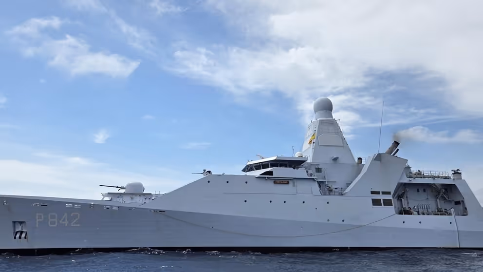 Het Nederlandse marineschip Zr.Ms. Friesland.