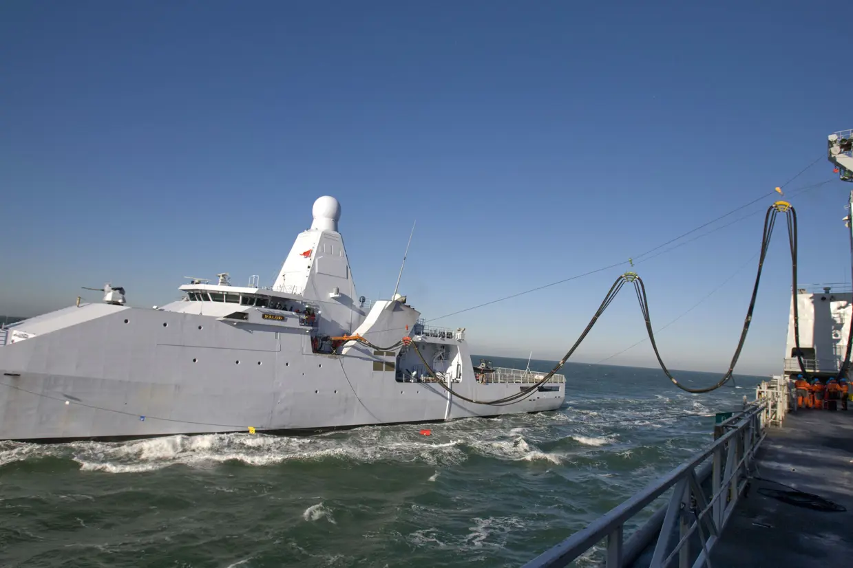 Patrouillechip Zr.Ms. Holland krijgt op volle zee brandstof vanaf een ander schip.