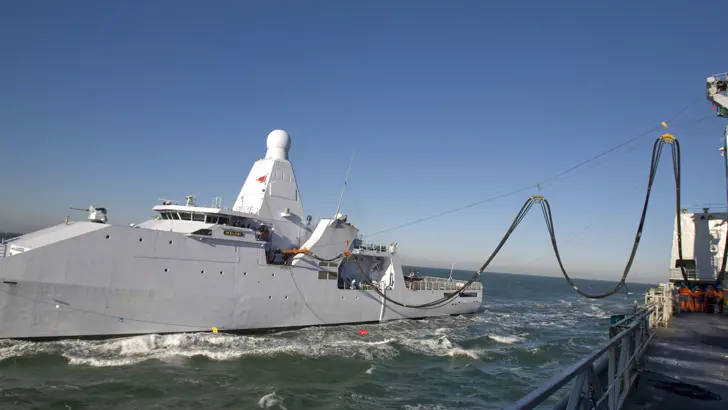 Patrouillechip Zr.Ms. Holland krijgt op volle zee brandstof vanaf een ander schip.