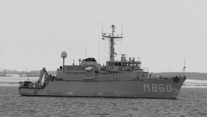 Zr.Ms. Schiedam met boegnummer M860.