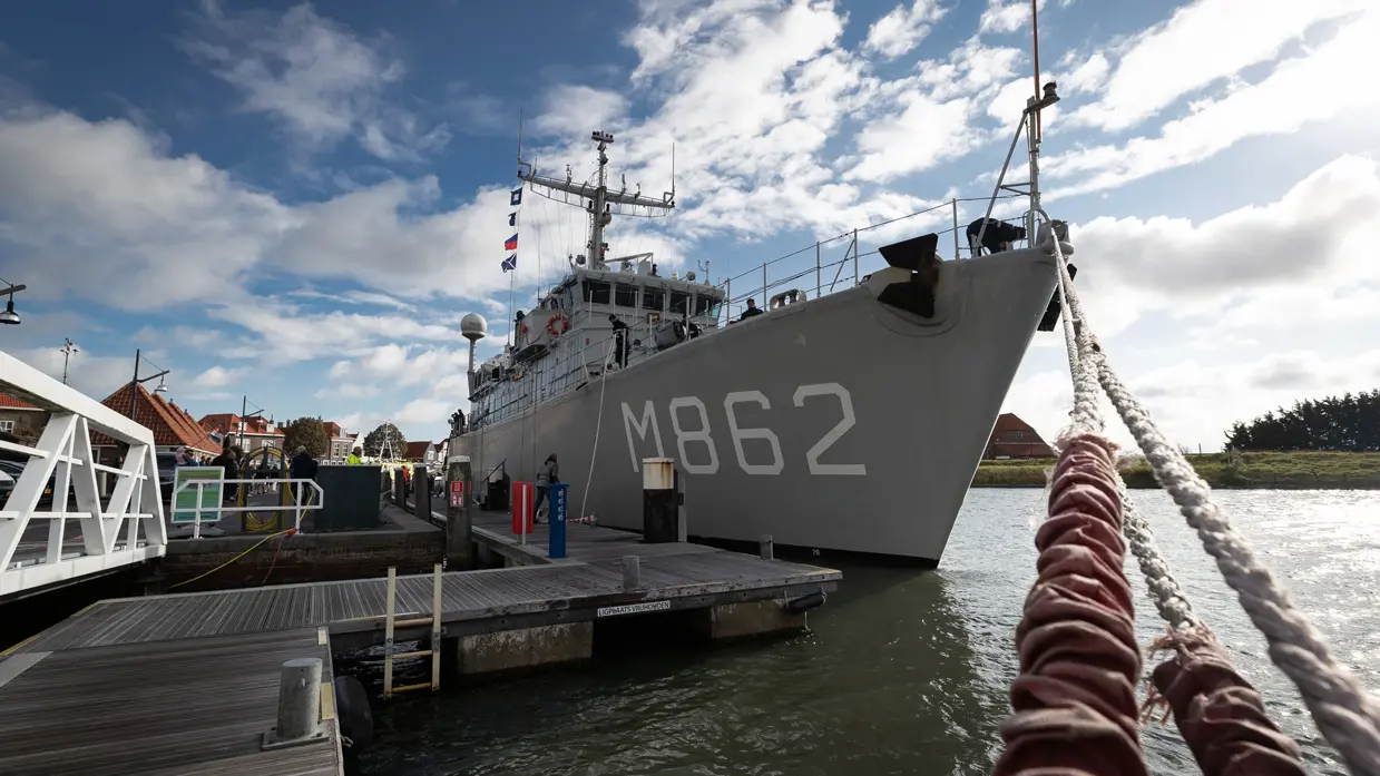 Mijnenjager Zr.Ms. Zierikzee met boegnummer M862 aangemeerd in de haven .
