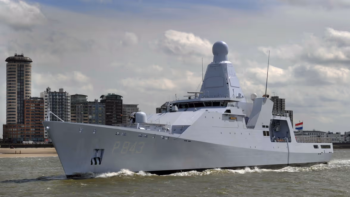 Een marineschip op het water